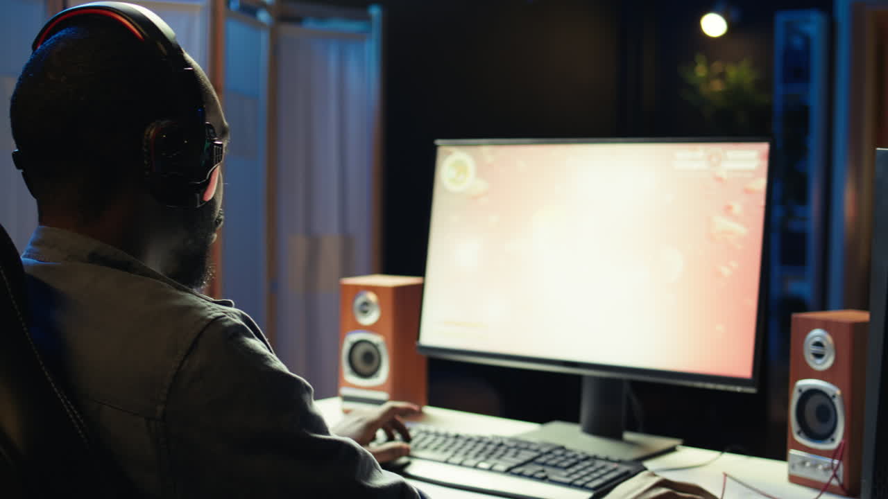 jugador comunicándose con sus compañeros de equipo a través de micrófono de auricular durante el juego