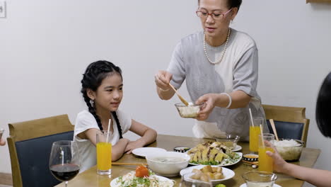 점심을 먹고 있는 아시아 가족.