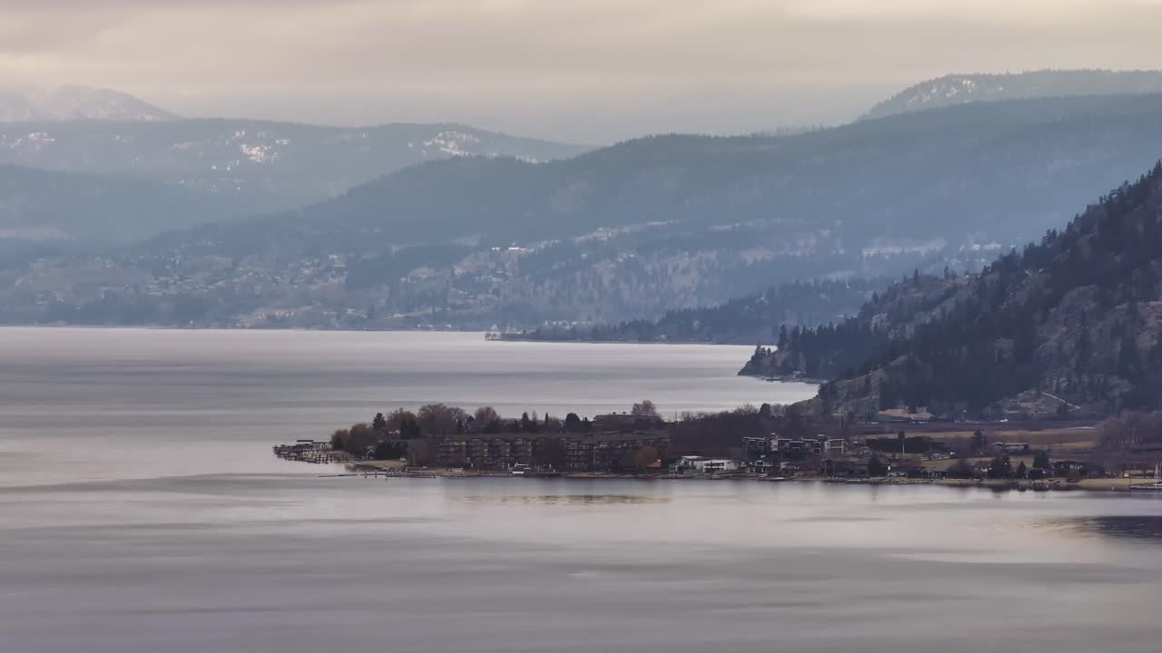 Ripresa con drone di edifici residenziali costruiti vicino a un lago di montagna
