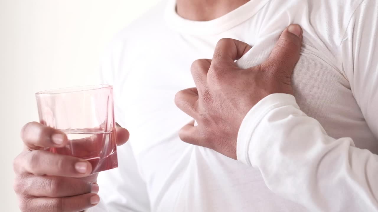 hombre con dolor en el pecho