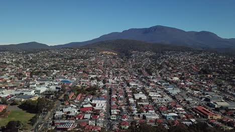 Toma-Aérea-Panorámica-Sobre-El-Norte-De-Hobart,-Tasmania,-Australia-Con-Mt-Wellington---Kunanyi-En-El-Fondo