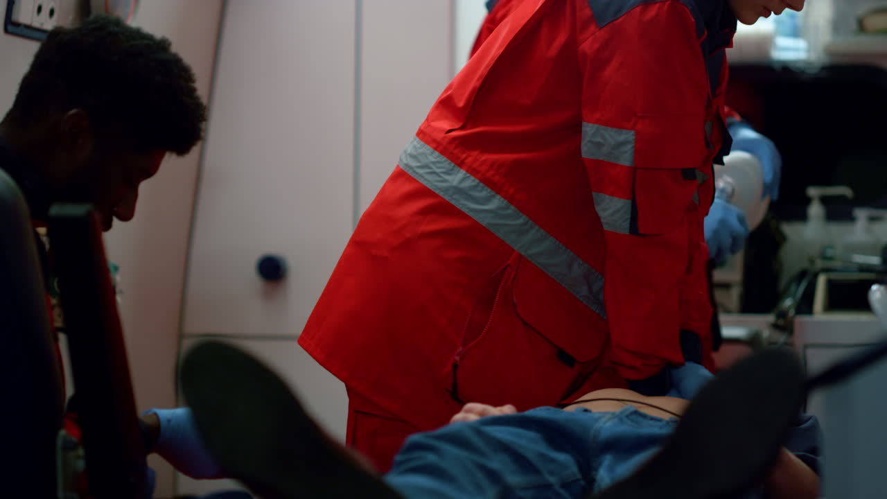 구급차 에 있는 사람 의 심폐소생술 을 하는 의사 들. 심장 마사지 를 하는 구급대원 들