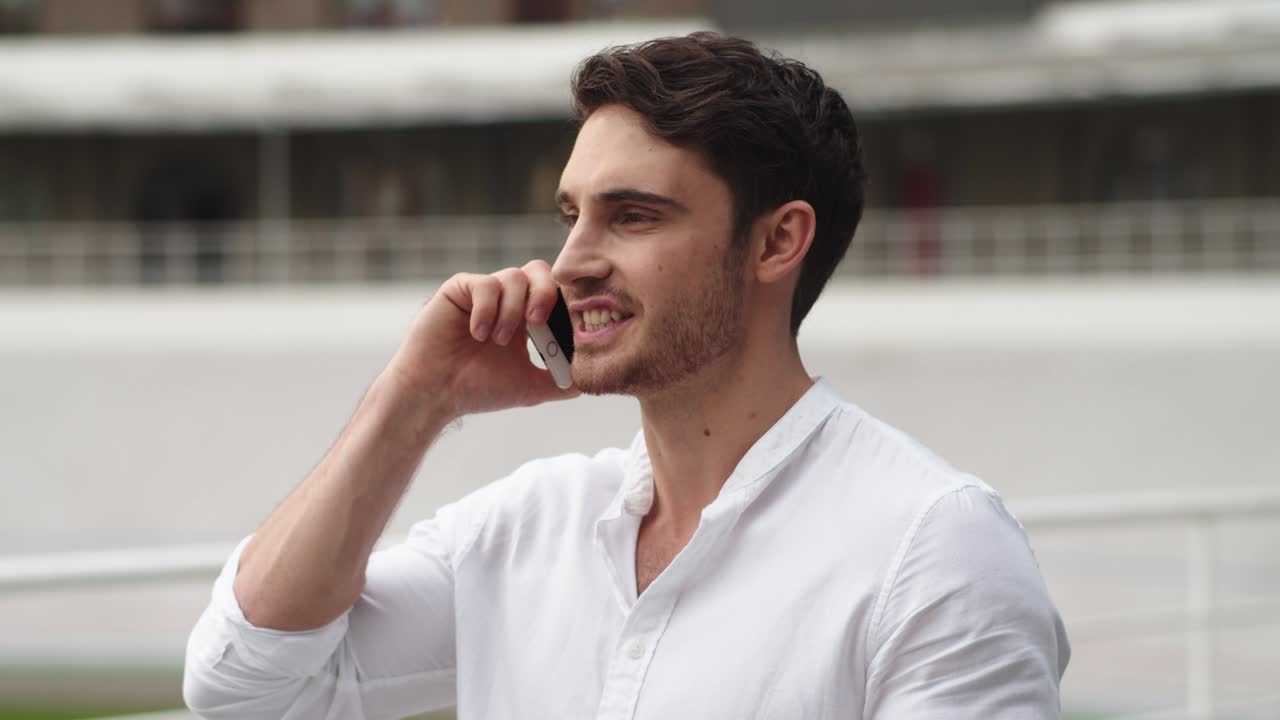 성공한 사업가 휴대전화로 이야기하는 사업가 휴대전화로 이야기하는 사업가