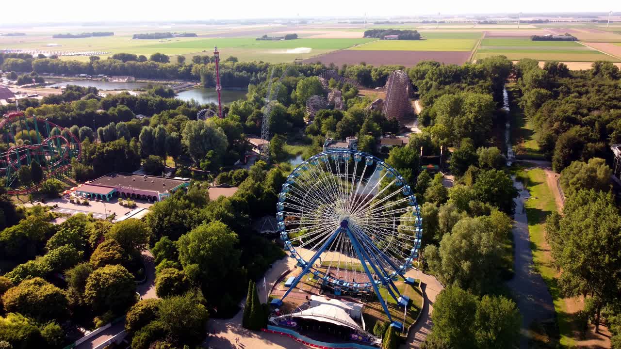 video aéreo de walibi holland es un parque temático en biddinghuizen, países bajos