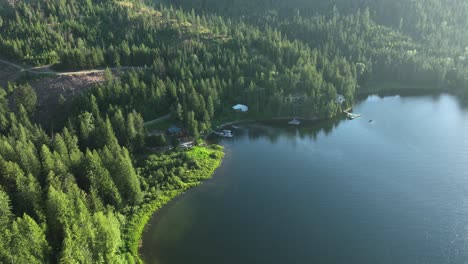 Toma-De-Drone-De-La-Costa-De-Un-Lago-En-Idaho-Al-Atardecer