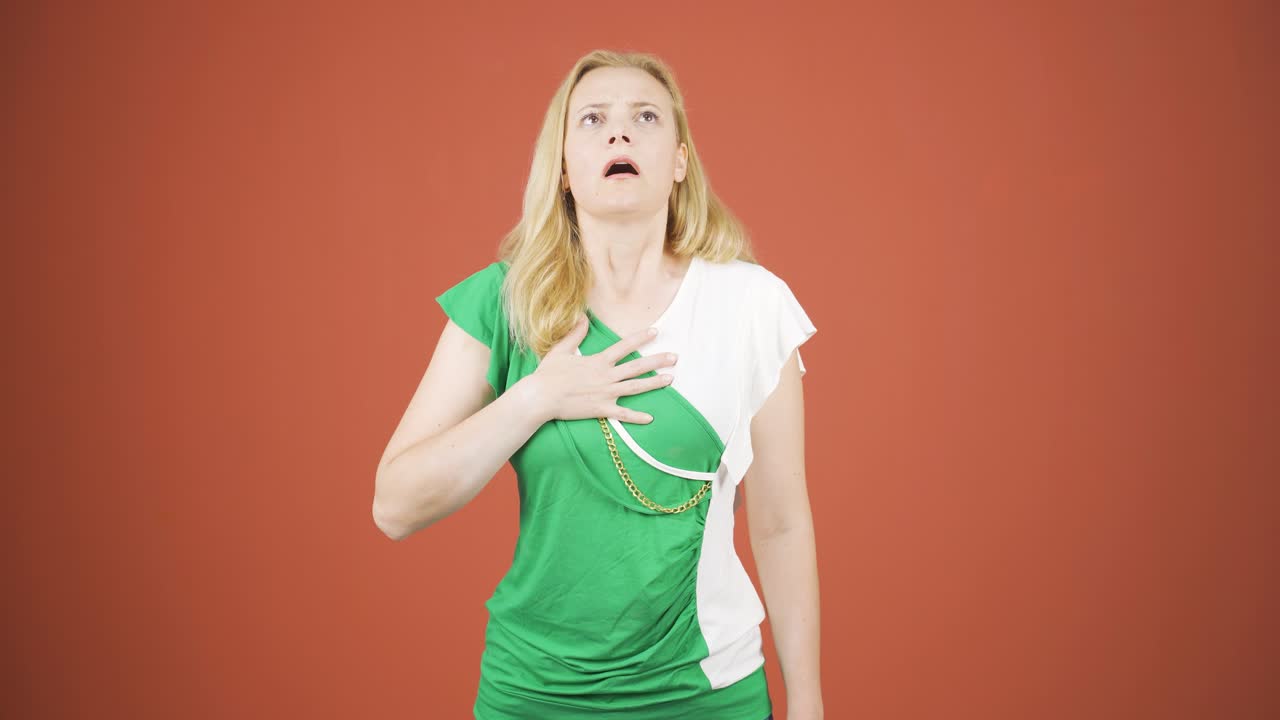 호흡곤란을 겪는 여성.