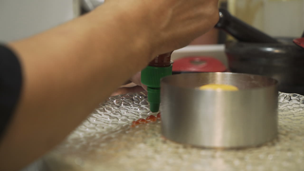 Aggiunta di Sriracha al cibo