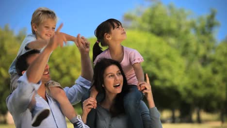 padres cargando a sus hijos en sus hombros