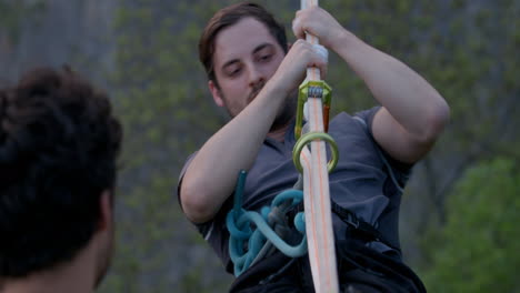 atleta preparándose para slack line high line deporte extremo