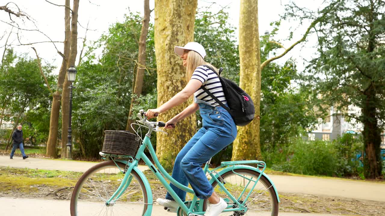 공원에서 자전거를 타고 있는 여자