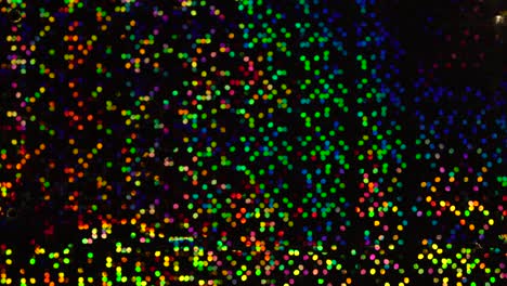 puntos digitales holográficos multicolores en fondo negro. luces de mosaico abstractas