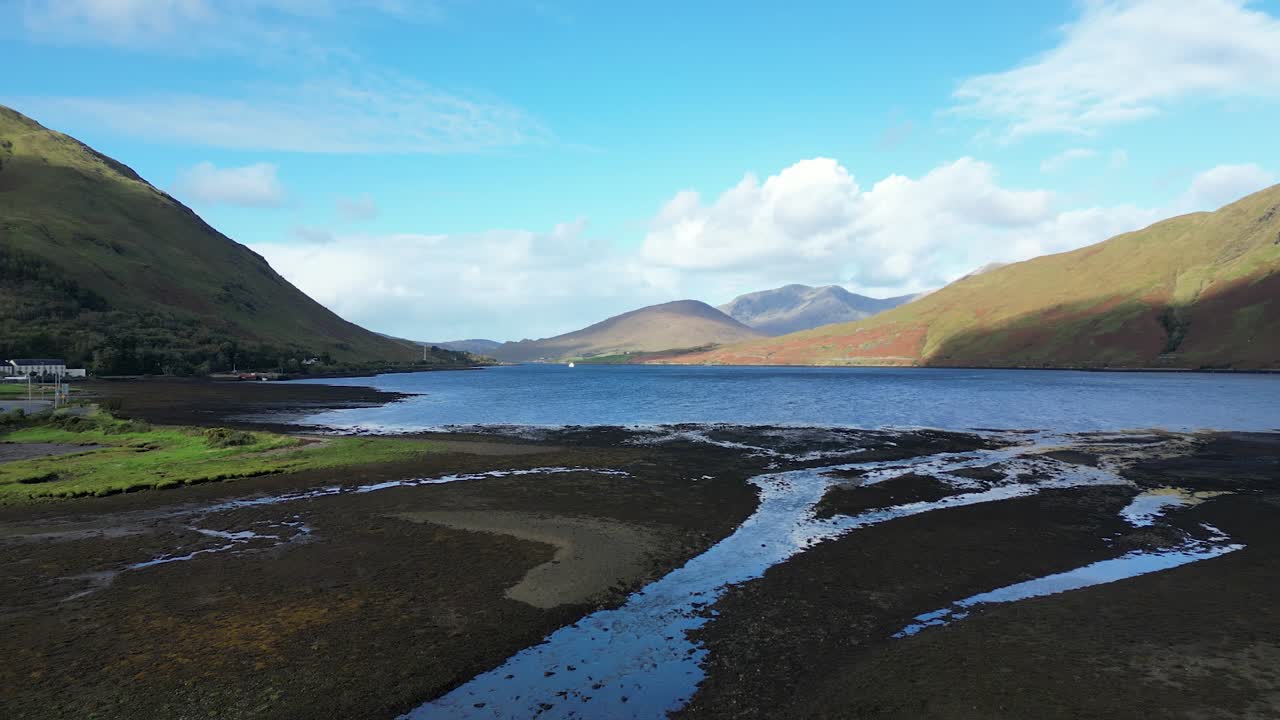 코네마라 루프 (connemara loop) 의 공중 조망, 아일랜드 서부에 있는 그림 같은 경치 좋은 지역인 리엔 (leane) 은 멋진 풍경과 매력적인 마을로 유명합니다.