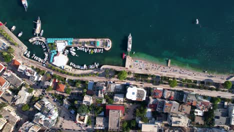 Der-Küstenstadtpier-Von-Saranda,-Ein-Beliebtes-Touristenziel,-Bietet-Einen-Atemberaubenden-Blick-Auf-Das-Tiefblaue-Meer-Darunter