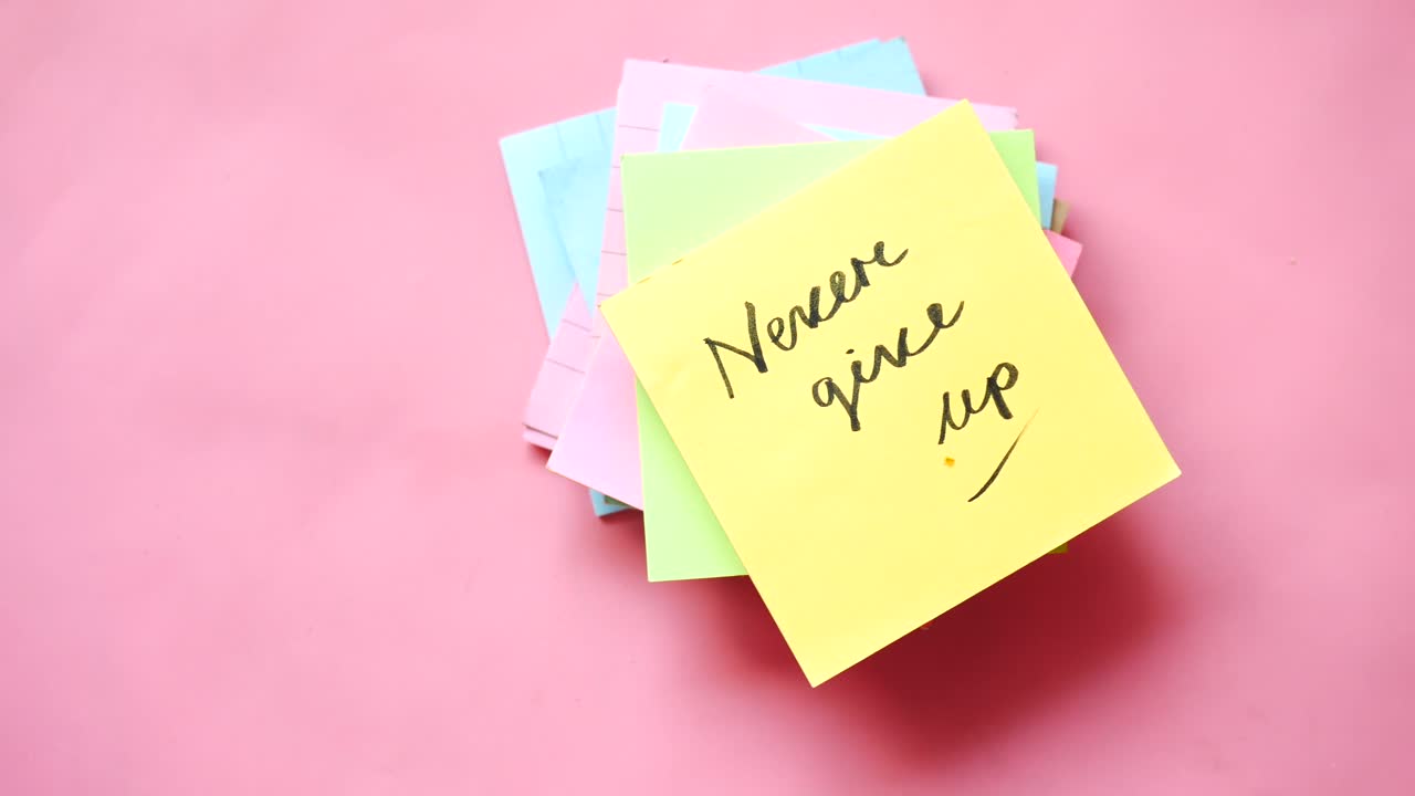 notas adhesivas coloridas en fondo rosado