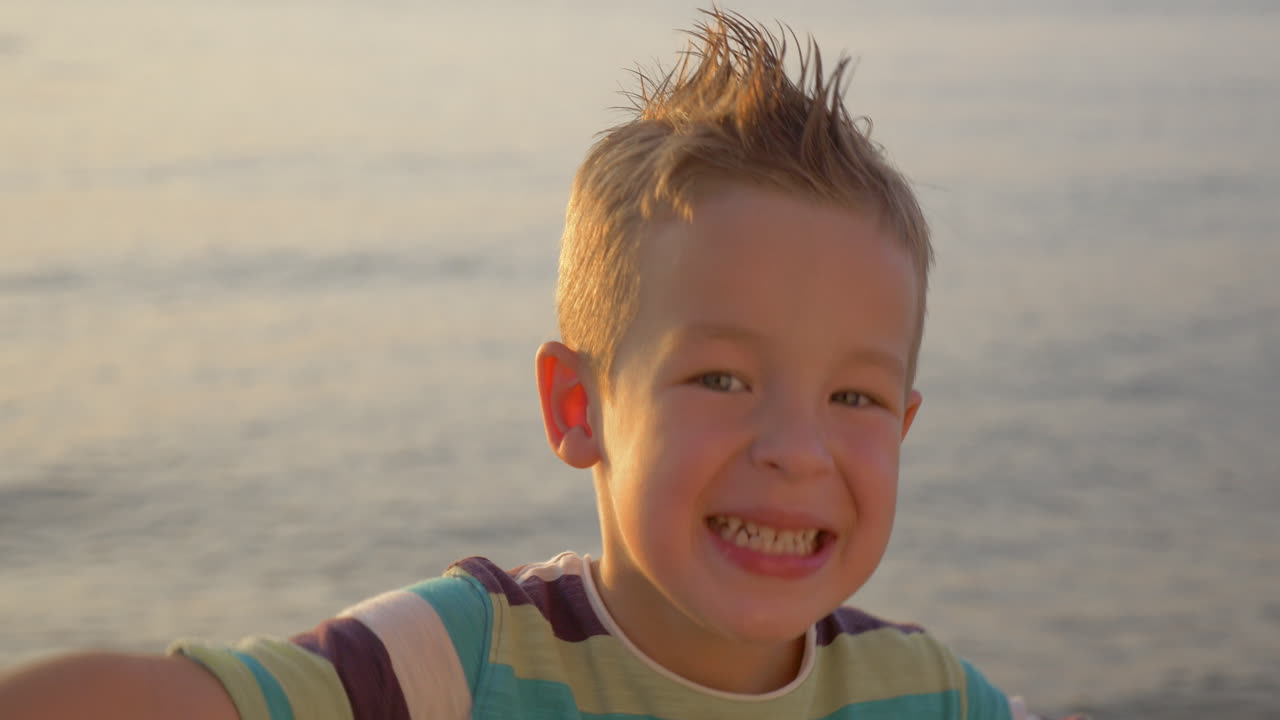 웃긴 소년이 얼굴을 짓고