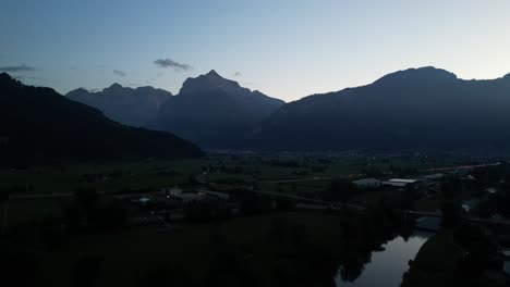 Luftaufnahme-Der-Großen-Seen-Der-Schweiz-Im-Tal,-Umgeben-Von-Bergen