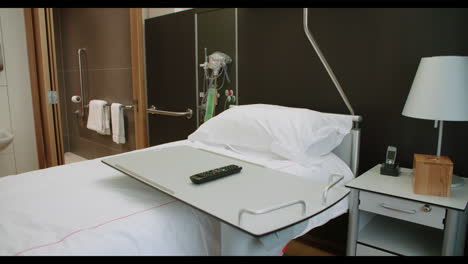 habitación de paciente vacía en un hospital moderno