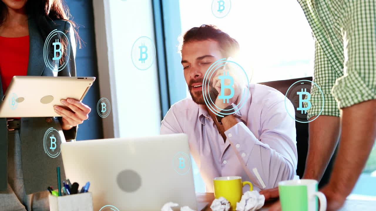 Animazione di icone Bitcoin, colleghi diversi che condividono idee e usano cellulare e tablet digitale.