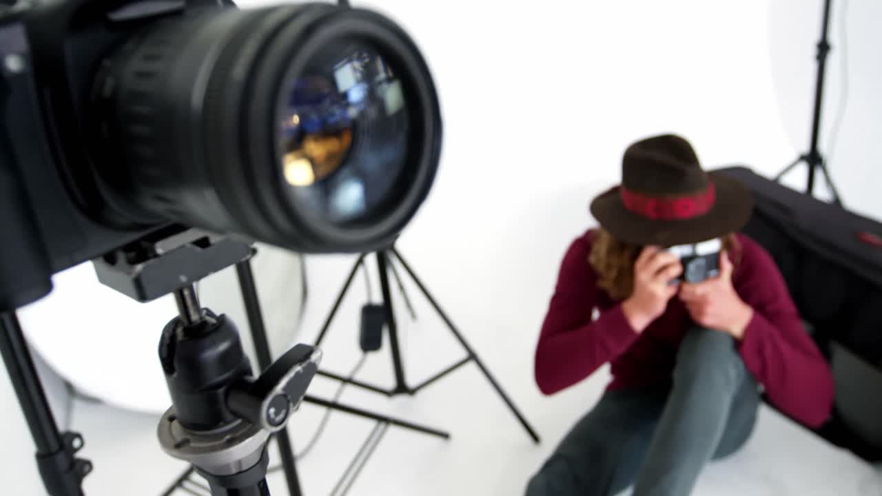 fotógrafo a tirar fotografias com uma câmara digital profissional