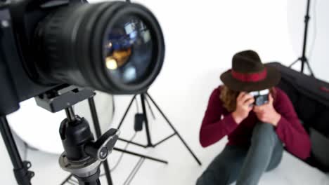 fotógrafo que toma fotos con una cámara digital profesional