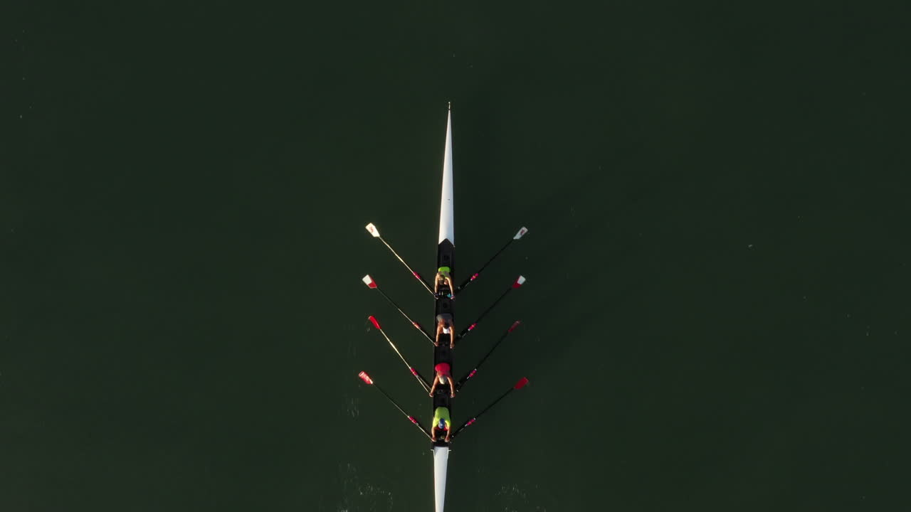 조정 승무원 coxless quadruple scull의 샷 바로 위의 상단 공중