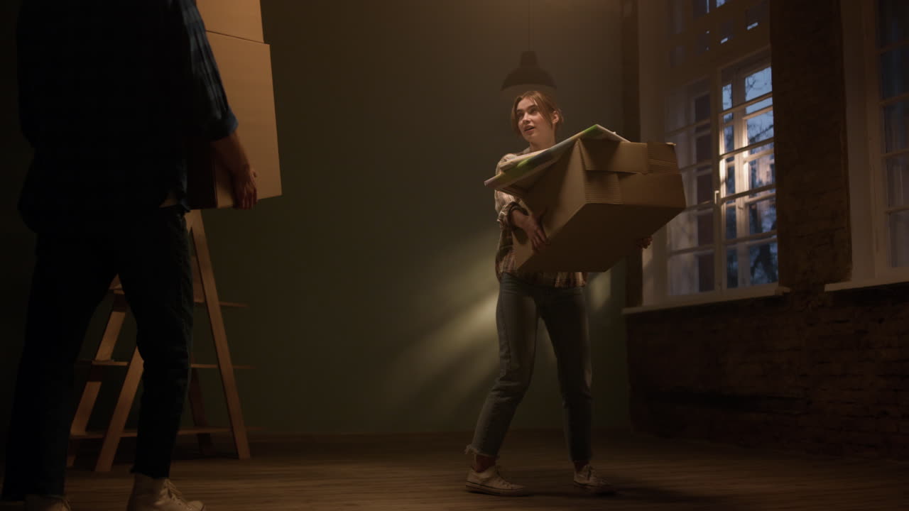 hombre alegre mudándose a un nuevo apartamento. hombre entrando en una habitación renovada.