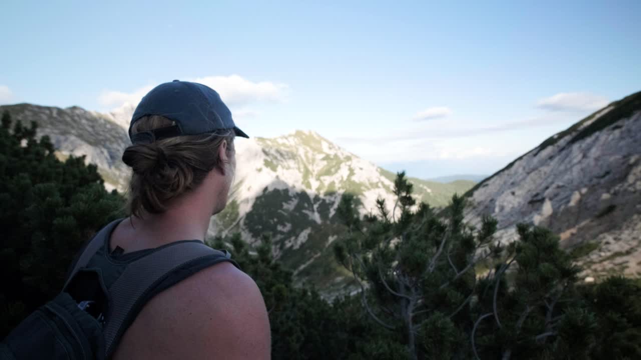 Escursionismo attraverso le Alpi Giulie nel Parco Nazionale del Triglav in Slovenia.