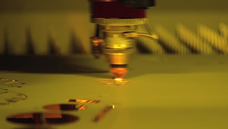 corte láser cnc de metal, tecnología industrial moderna.