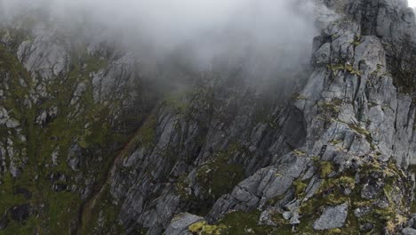 cliffdiving en noruega a partir de la cima de una montaña, con vistas a la costa, el océano y un puente en cámara lenta