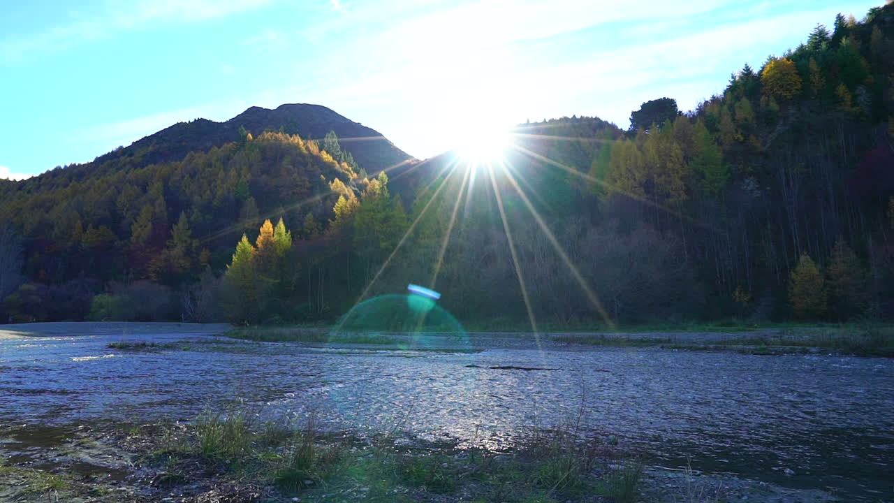панорамный снимок солнечных бликов над горами в совершенно осенней красочной природе