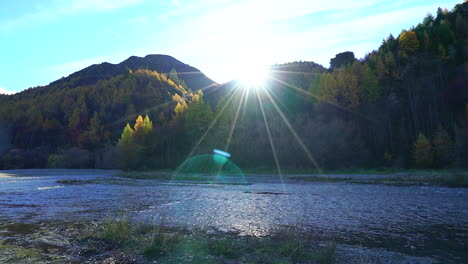 꽤 가을 색깔의 자연에서 산 위에 sunflares의 패닝 샷