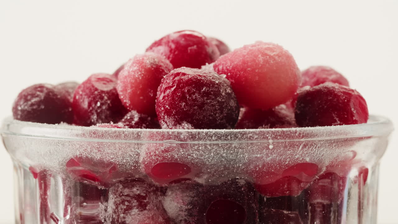los arándanos congelados cocinando para el té o la mermelada, el fondo de cerca de las bayas de arándanos en la cocina, el chef haciendo pastel de postre saludable.