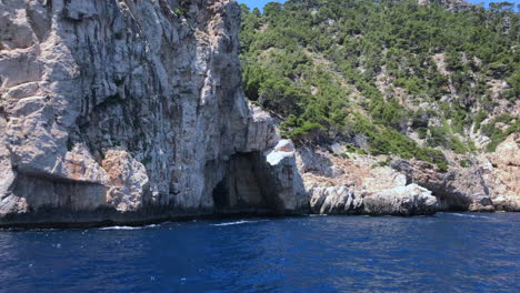 Schöne-Aussicht-Auf-Die-Küste,-Die-Durch-Das-Meer-Segelt