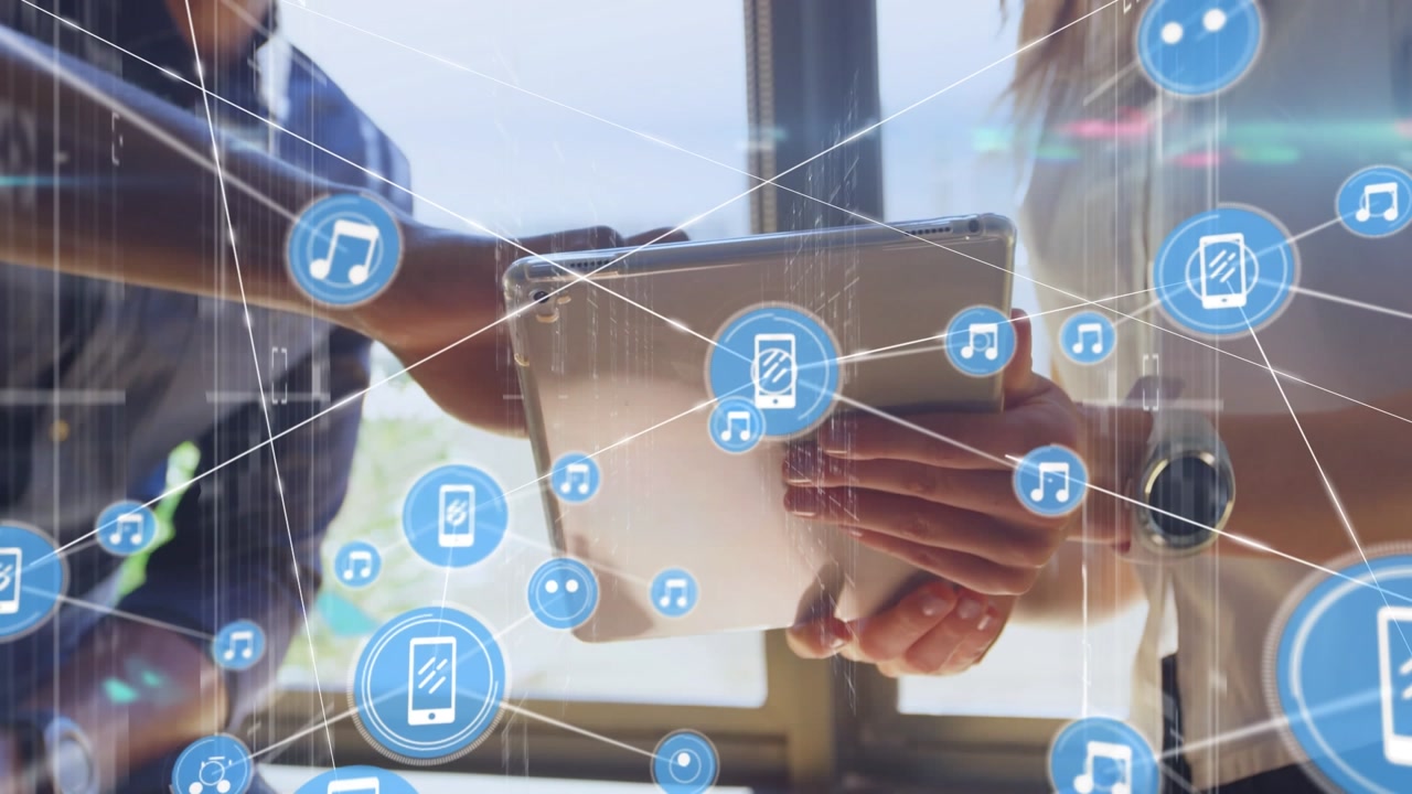 Animazione di rete di connessioni con icone su due persone diverse che utilizzano la tecnologia