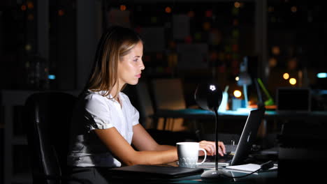 mujer de negocios bebiendo café por la noche