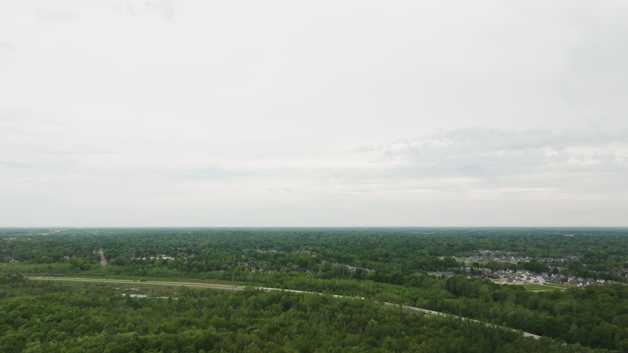 camino de asfalto a través del exuberante paisaje rural de collierville en tennessee, estados unidos