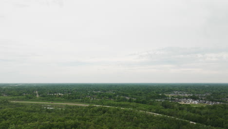 Carretera-Asfaltada-A-Través-Del-Exuberante-Paisaje-Rural-De-Collierville-En-Tennessee,-EE.UU.