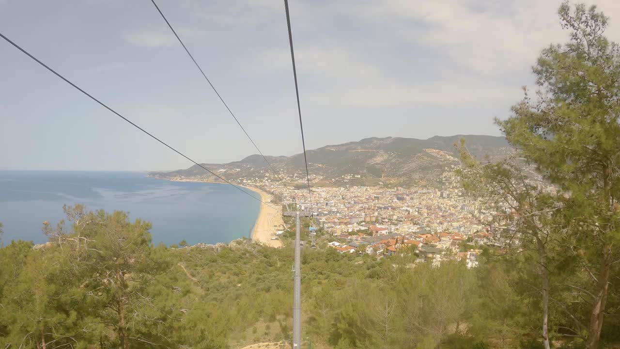 cable de tirolesa en la costa mediterránea en alanya, turquía