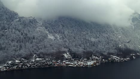 Imágenes-Filmadas-Con-Un-Dron-Sobre-Un-Lago-En-Un-Pueblo-Llamado-Hallstatt-En-Austria-En-Europa