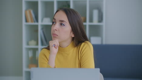 mujer india preocupada pensativa trabajando en una computadora portátil mirando hacia otro lado pensando resolviendo problemas en el hogar oficina mujer seria buscando inspiración tomar decisiones sentir falta de ideas vista de cerca