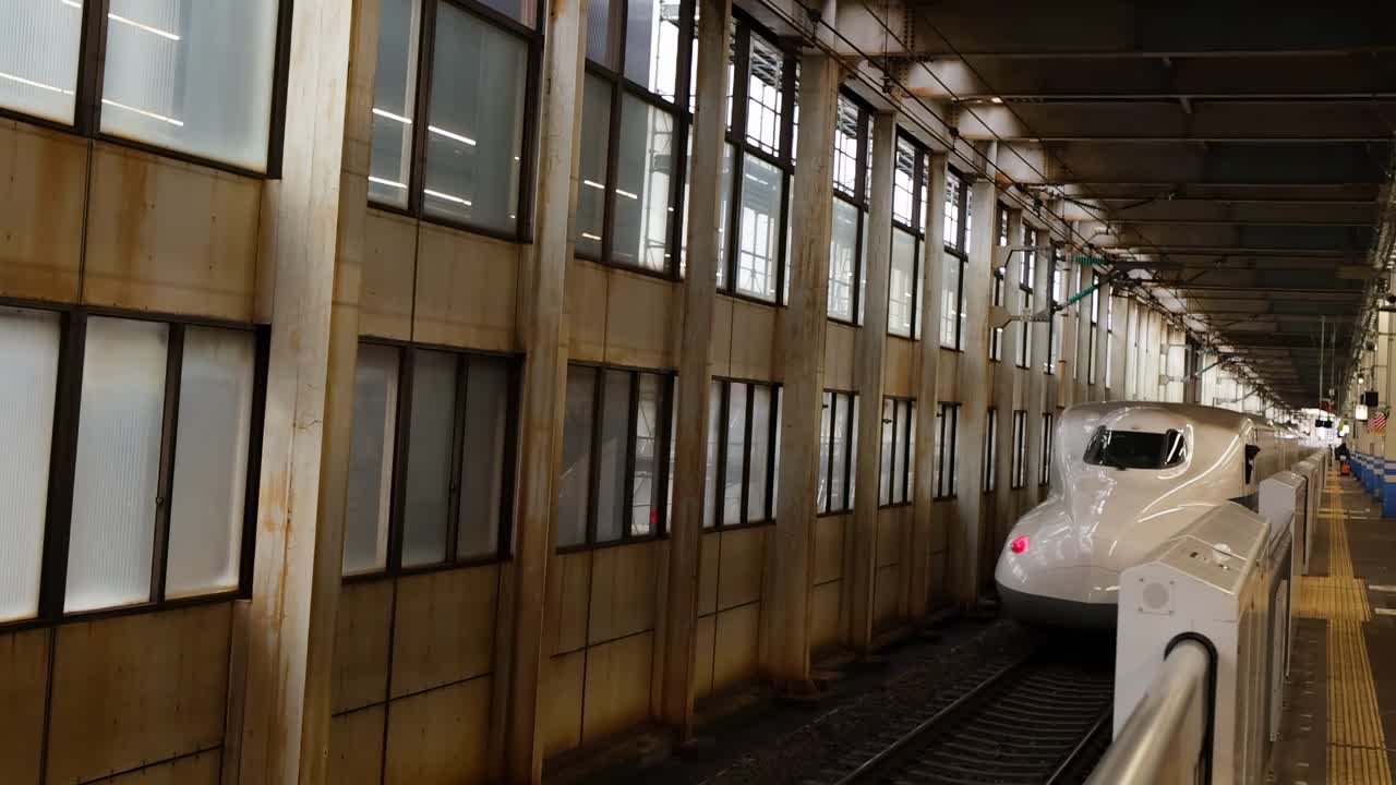 현대 기차역 으로 들어오는 총알 열차