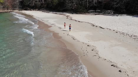 Panamá-En-Febrero-Drone-Dispara-Contadora-Isla-Chicos-Caminando,-Grabando-2