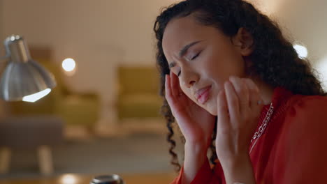 dolor de cabeza por la computadora, mujer de negocios