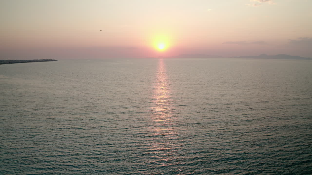 그리스의 로데스 섬의 항공 도시 전망 중세 구시가지, 항구의 오래된 등대, 오래된 풍차, 해변 및 놀라운 일몰의 클립이 포함되어 있습니다.