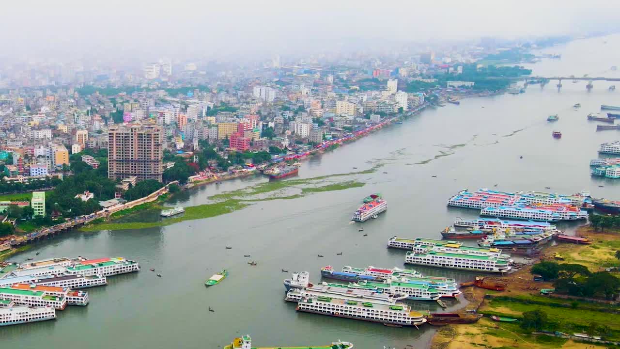 Veduta aerea della città di Dhaka e dei trafficati moli di spedizione sul fiume Buriganga in Bangladesh