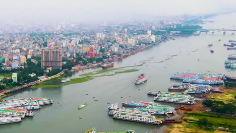 Luftaufnahme-Der-Stadt-Dhaka-Und-Der-Belebten-Schiffsanlegestellen-Am-Fluss-Buriganga-In-Bangladesch,