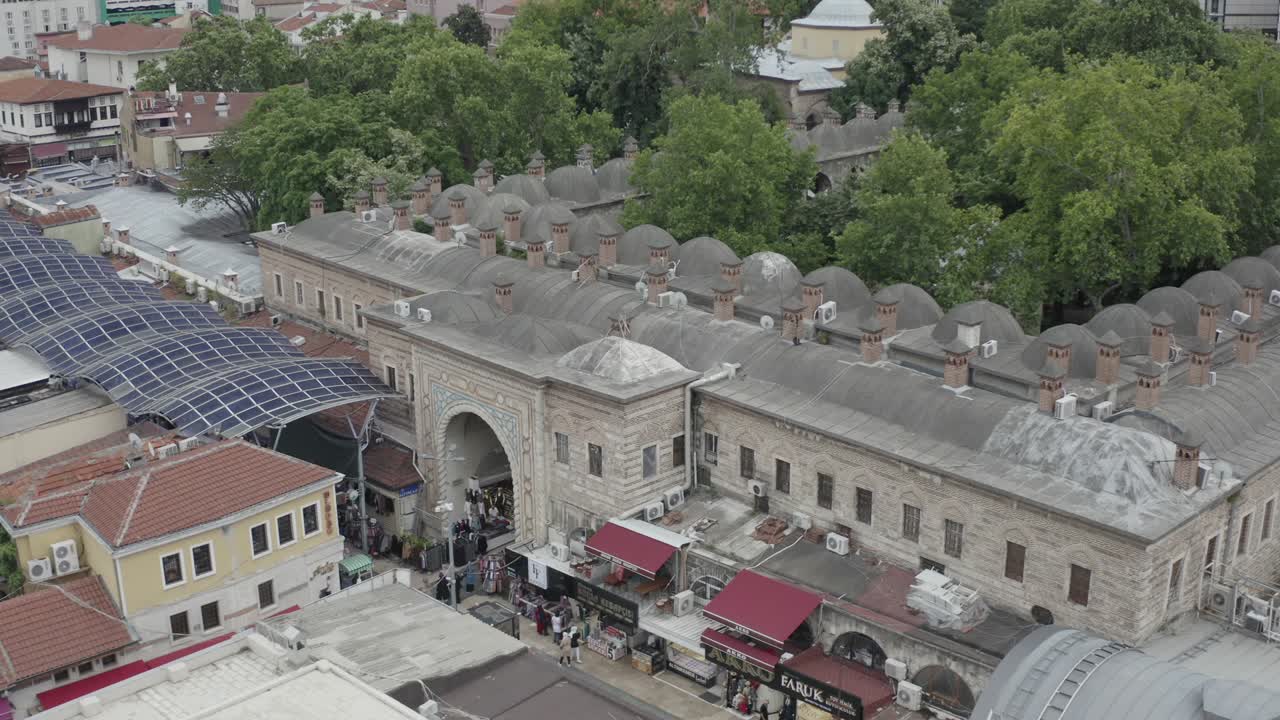 la gran mezquita de bursa o ulu cami es una mezquita en bursa, turquía. construida en el siglo xiv.