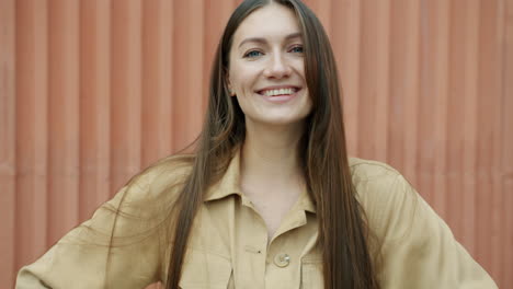 mujer sonriendo a la cámara