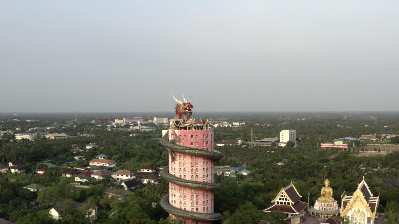 wat samphran dragón templo y paisaje aéreo drone órbita