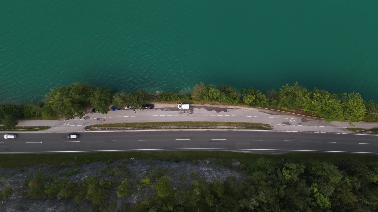 오스트리아의 몬드시 호수 의 도로를 따라 운전하는 자동차, 공중 사진